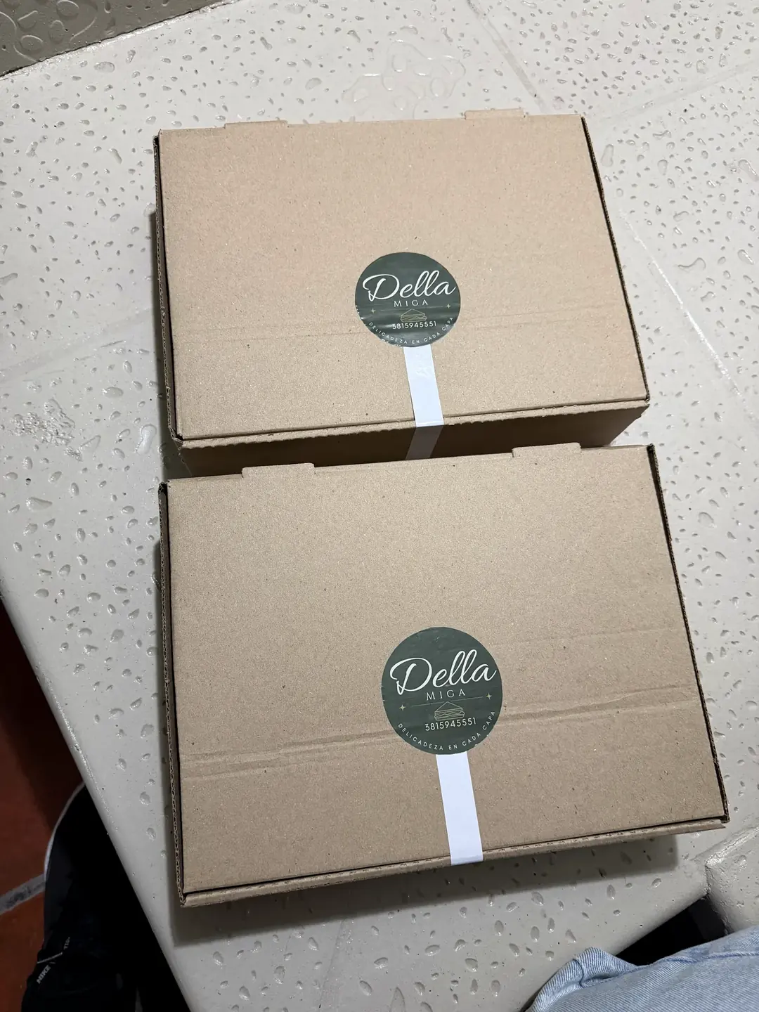 Cajas de pedidos Della Miga preparadas para entregar