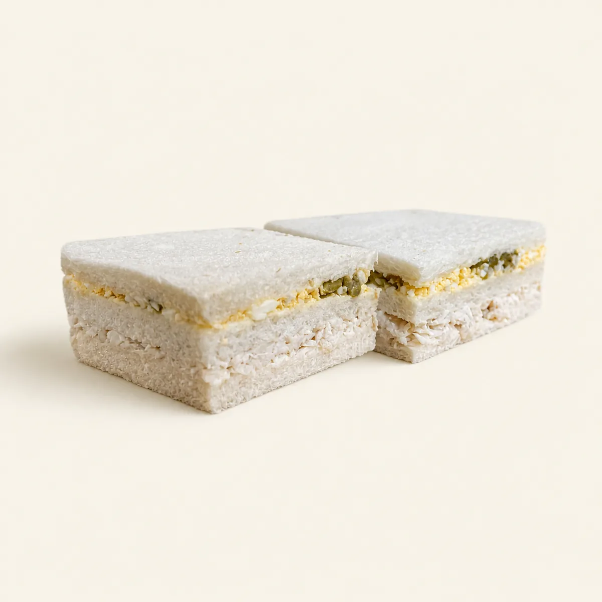 Sándwich de pollo, huevo y aceitunas