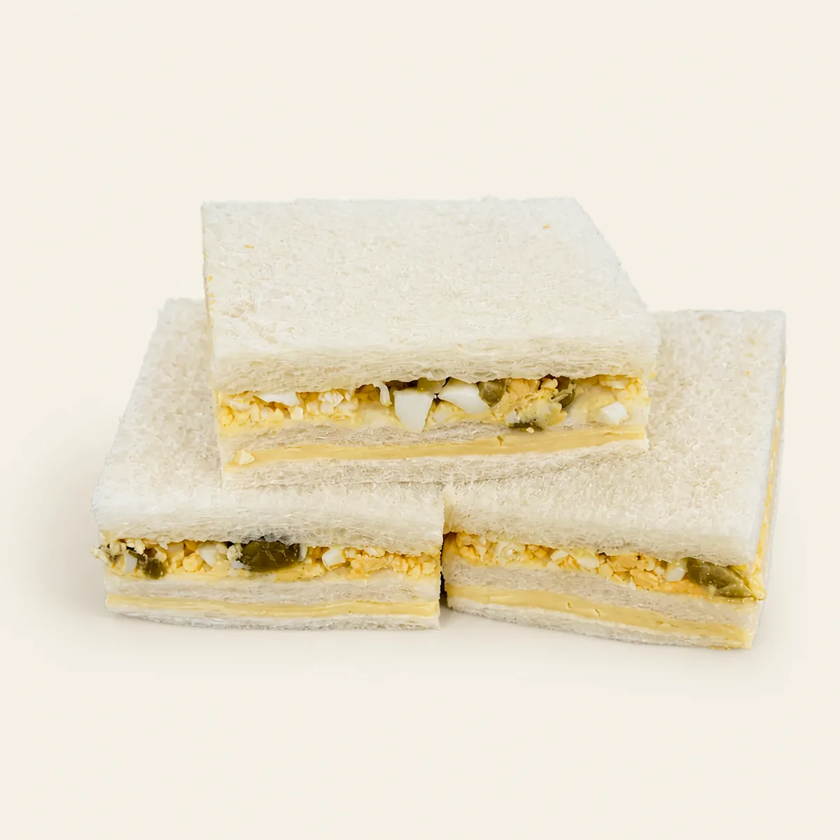 Sándwich de queso, huevo y aceitunas